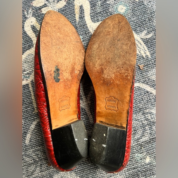 Vintage red tooled leather shoes by tic tac toes - Picture 8 of 10
